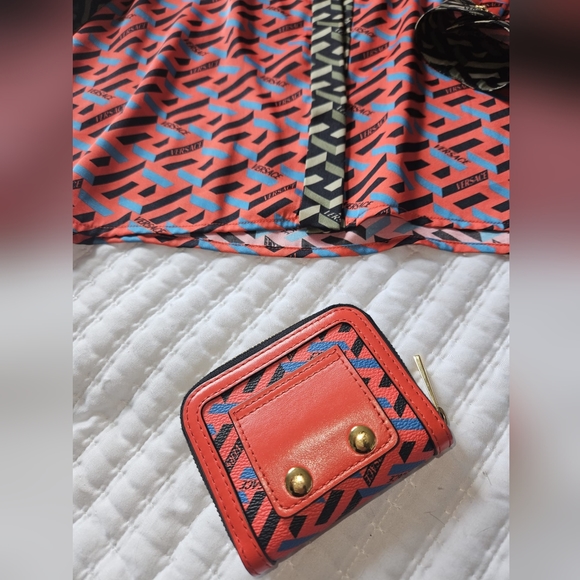 New, authentic Versace La Greca Print Zip Around Wallet. - Picture 2 of 4